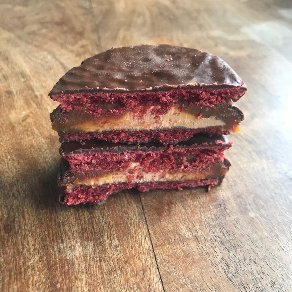 Alfajor Havanna picante sabor jalapeño (nivel 3). Cubierto chocolate con leche.